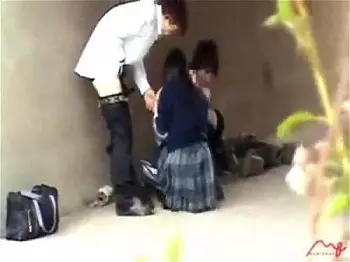 制服JKが橋の下で男子高生のズボンを下ろしてセックスしちゃう様子を盗撮！見られているとも知らずにチンポを貪る女の子