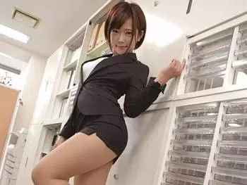 【紗倉まな】タイトスカートのエロ尻ラインが卑猥すぎる痴女が後輩を誘惑して社内で足コキ!!