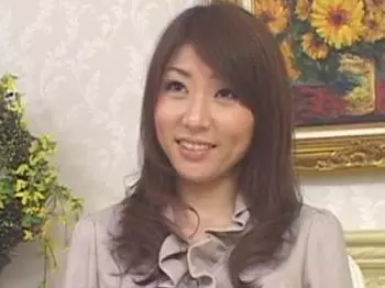 ≪熟女の初脱ぎ≫気品溢れるセレブ風の人妻がカメラの前で裸体を晒す！脱いだら黒乳首で超エロいボディーだった♡