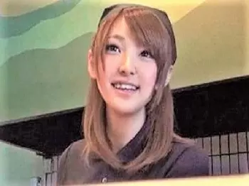 【素人ナンパ】口コミで評判のアイドル級に可愛いバイト店員を口説いて反り返る勃起棒をジュポフェラ奉仕！