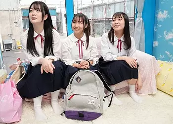 AVの企画だと知らずにMM号に乗ってしまった田舎の修学旅行生3人。友達の前で順番に処女貫通されてしまうww