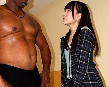 ＜ロリ＞「 黒髪華奢美少女は黒人チ◯ポにぶっ壊された！」小さな口では頬張りきれない巨根を舐めまわしたあとは、ご褒美にキツ