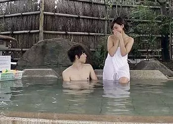 温泉旅行中の大学生たちに声をかけて友達男女で混浴エロゲームに挑戦してもらいセックスしてしまうかモニタリング