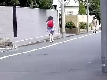 【JSレイプ映像】JCくらいに見えるランドセルJSロリをマンションの踊り場で痴漢イタズラ中出しレイプ凌辱！本物レイプ風味