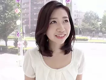 綺麗な奥さんをMM号に連れ込みチンポを見せると困りながらも発情して咥えて手マンで興奮すると3Pで感じまくる淫乱人妻！