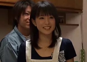 【若妻☓NTR】&rArr;腕で口を塞いで我慢してる敏感妻をちょっと強引にハメる