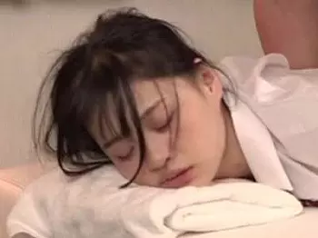 【美少女】痴漢マッサージ施術で流さレイプの制服着衣セックスして激エロSSRレベルの美少女やギャルのJKたちがシコい展開！