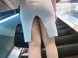 【盗撮】タイトスカートのいいケツした女性の後をつけてプリケツと太ももに興奮！パンツはチラもあった？？