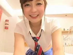 笑顔が素敵な萌え美少女が制服コス着衣のまま童貞とイチャつき筆おろしベロチュー騎乗位♡ミニスカニーハイ太ももがエロい！