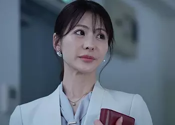 【快楽堕ち】社長秘書に任命された妻が毎日机の下で社長にクンニされ続けて&hellip;ついに社長の中出しまで受け入れた