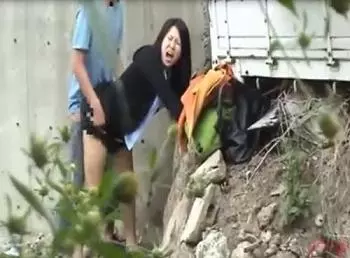 【盗撮／カップル】真っ昼間から建物の陰で青姦セックスしてる発情カップルを隠し撮り！まさかの中出しとは&hellip;ｗｗ