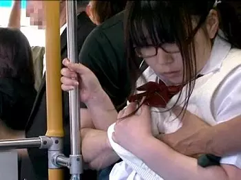 ＜ガチレイプ＞美少女のマ●コとアナルの2つの穴を同時襲撃する痴漢師！嫌がる手を払いのけイジりまくられ、拒みながらも湿って