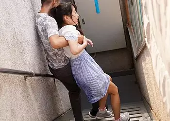 玄関前で両親の帰りを待つ同じマンションの少女に媚薬チンポ鬼イラマ！強制発情させて処女マンコを奪った一部始終