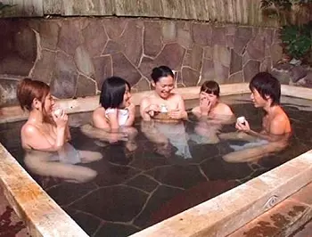 『若い子ってイイわね～～&hearts;』間違って女湯に入った男が即フル勃起！それに気づいた女性客がムラムラしちゃって手コキフェラ♪