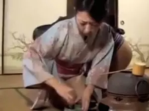 【ながえスタイル】和服熟女が着物を半分切られて下半身だけ裸に！裸より恥ずかしいお尻丸出しの半裸女と露出セックス！