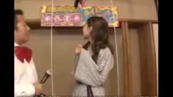 温泉宿で見つけた浴衣姿の巨乳素人娘が浴衣巾着クイズに挑戦 Part1
