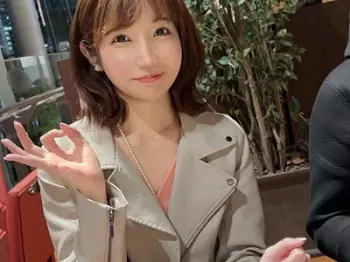 【人妻と3P】スレンダーな美熟女が手コキやフェラでご奉仕！手マンで大量潮吹きしたら首絞めされつつ正常位で&hellip;【エロ動画】