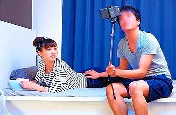 まだ20歳の幼顔の女の子を自宅に連れ込んでベッドに誘い込んでベロキス！