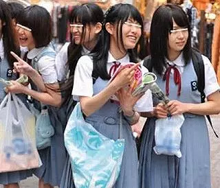 地方からきた浮かれたjkにHな質問、友達の前では照れているものの個人で話すと興味深々でごり押しでSEX収録しちゃいました