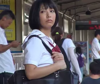 【お漏らし】怖さと快感が襲ってきたままチカンされる女子高生!大人しく耐えながら大量お漏らし