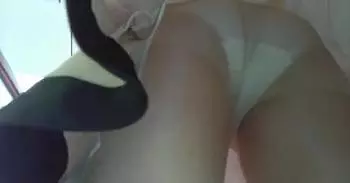 ※逆さ撮り盗撮※パンストってのもいいよね♡美人限定スカートめくってパンチラ！おマタの匂いを感じるような接写がヤバイ！！