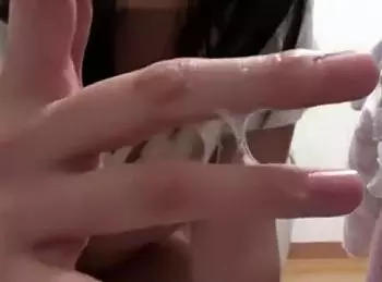 指入れオナニーでマン汁がべっとりｗイク瞬間の女の子