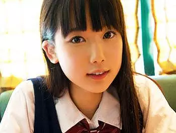 『ごめんなさい&hellip;//』潮吹きしちゃって謝るロリ女子高生！制服着衣で主観フェラや騎乗位で突かれて気持ち良くなっちゃう！！