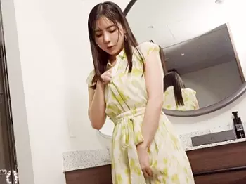 【性欲が強い人妻】美熟女が目の前でオナニー開始！フェラしてもらいＭ字開脚で手マンすると大量に潮吹きして絶頂！【エロ動画】