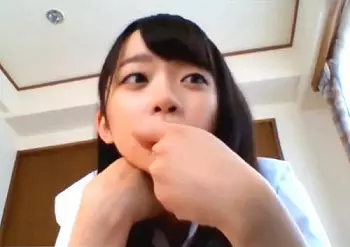 同居することになった従姉妹の可愛い女子校生の着替えシーンやパンチラを主観で覗き見！