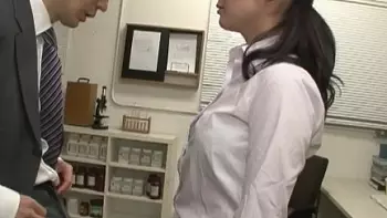 【会社で見てしまった】デカ尻三十路OL&times;タイトスカートが入らない｜手伝わされたら密室で誘われてしまう社員！