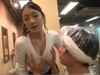 〖痴女-美乳〗『痒いところありますか？♡』自慢のボインを男性客にチラ見させて誘惑する痴女な美容師！最高にムラムラしちゃう