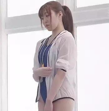 【レイプ】水着姿の女の子に男どもが群がり嫌がる子に無理矢理チンポをねじ込み喘がせる!!