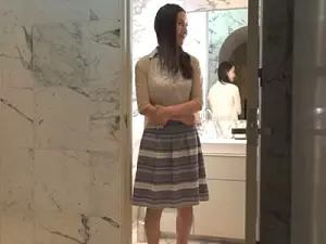 ホテルで美人な爆乳母と一緒にお風呂に入ってセックスする！お母さんと息子の親子2人で一線を越えて中出しSEX禁断の関係に