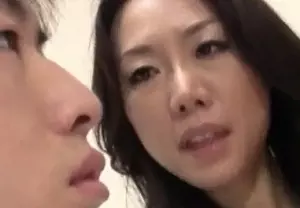 不貞な母子相姦で尽くす！ブルマ越しに尻コキして興奮させちゃう奥さん