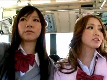 「や。。！なに。。！？ぁ。。っ///だめ。。///」かわいい黒髪清楚JKとギャルJK2人がターゲットのW痴漢