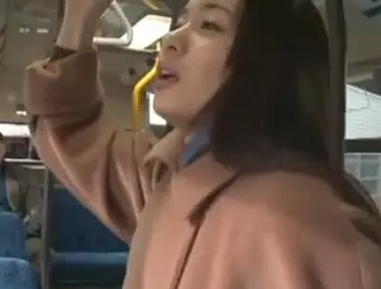 ♡痴漢バス☆コートの下は全裸熟女「もっと&hellip;触って&hellip;あぁぁっ♡」愛液とおしっこが混ざって床に垂れ落ちる&hellip;イキ果てたおマンコ