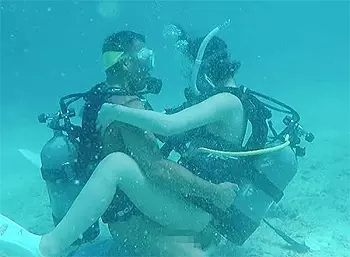 スキューバーをしながら水中でセックスしてボートの上でクンニされチンポを咥え立ちバックで挿入されハメまくる変態美女！