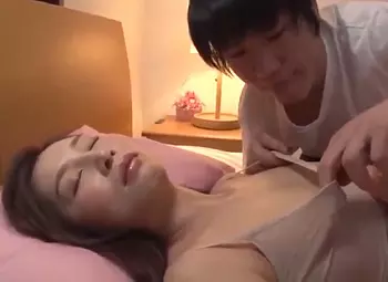 【人妻熟女】寝静まってるときに敏感体が反応！奥様は目覚め母子相姦でイキ乱れる