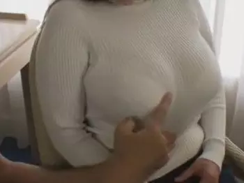 【削除注意】『爆乳すぎｗ』調教したドM素人のニットのセーター着衣の熟女の人妻をイタズラや乳首責めした不倫の映像が流出か？