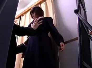 『制服のサイズは・・っと。』ロリコンのオッサンが試着室で制服の寸法を測るふりしてイタズラしまくってるんだけどｗｗｗ