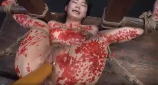鞭と真っ赤なロウソクで責められぶっとい棒を挿入されて悶絶するマゾ女！