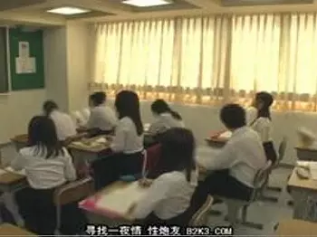 〖美乳-制服〗『下着がない！！』プールの後に下着を盗まれてノーブラで授業！男子生徒が発情！ギンギン確定