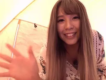 【野外テントで極秘オナニー】美乳お姉さんが人目を忍んでテント内で自慰行為！エッチな声を我慢しながらも感じまくり、美乳を揺