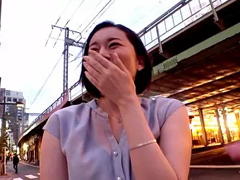 【素人】濃厚ジュポフェラや潮吹きおしっこ、乳揺れセックスで34歳の&rdquo;バツイチ&rdquo;美熟女OLがエロ乱れる！
