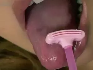 ＜舌フェチ＞ケバい女の舌磨きドアップ映像!!