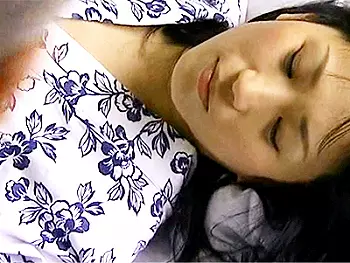 【ヘンリー塚本】寝込んでいる熟女主婦が往診に来た年配の医者にハメられちゃう!おっぱい丸出しで膣奥ピスられちゃう!