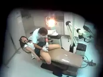 ＜昏睡レイプ＞麻酔で眠らせセクハラ痴漢する変態&rdquo;歯科医&rdquo;の盗撮映像！失神状態のエロ制服JKを大量潮吹きさせ無許可中出し！