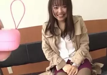 『ちょっ！激しすぎますｗ』欲求不満で露出に興味深々な童顔の美人妻にリモバイを仕込みスイッチON！股間を刺激する快楽に喘ぐ