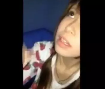 【個人流出】女子校生くらいの激カワ少女が男友達のチンポを咥えてフェラ！スマホ撮りされて流出しちゃた