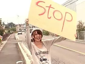 超キュート娘が「STOP」ボードを出して道端に！乗せるとｶﾜｲｲ口で・・・ｗｗｗ